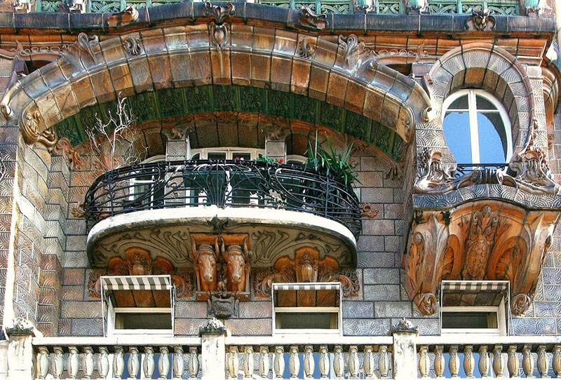 Фрагмент фасада жилого дома на ул. Рапп, Париж. А. Биго, Ж. Лавиротт. 1901-1902 гг.